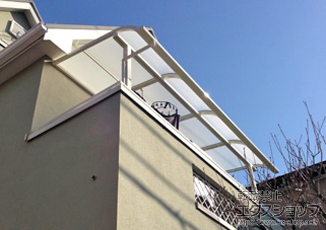 東京都練馬区のLIXIL リクシル（トステム）のバルコニー・ベランダ屋根 ライザーテラスII R型 屋根タイプ 単体 積雪〜20cm対応＋吊り下げ物干し 標準 2本入 施工例