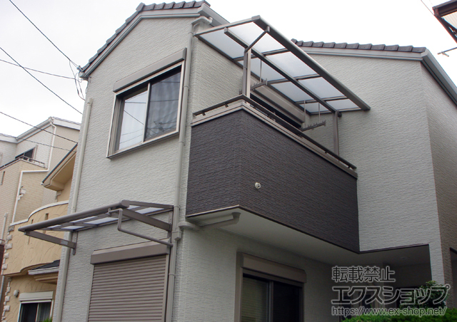 大阪府高槻市のLIXIL リクシル（トステム）のバルコニー・ベランダ屋根 ライザーテラスII F型 屋根タイプ 単体 積雪〜20cm対応＋吊り下げ物干し 標準 2本入 施工例