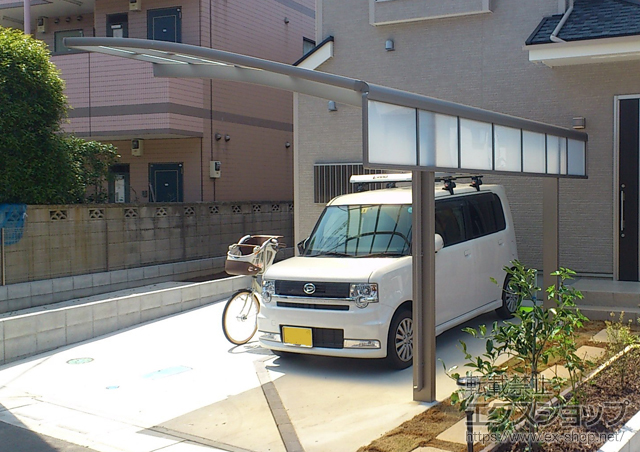 埼玉県川口市のLIXIL リクシル（トステム）のカーポート カーブポートシグマIII 積雪〜20cm対応+カーブポートシグマIII 用サイドパネル 施工例