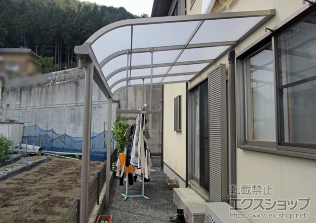 京都府京都市のLIXIL リクシル（トステム）のテラス屋根 ライザーテラスII R型 テラスタイプ 単体 積雪〜20cm対応+吊り下げ式物干し 標準 2本入 施工例