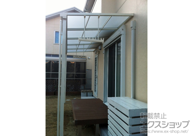 三重県桑名市のLIXIL リクシル（トステム）のテラス屋根 ライザーテラスII F型 テラスタイプ 単体 積雪〜20cm対応＋吊り下げ物干し 標準 2本入 施工例