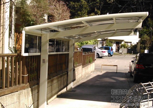 神奈川県鎌倉市のLIXIL リクシル（トステム）のカーポート カーブポートシグマIII 積雪〜20cm対応＋カーブポートシグマIII用 サイドパネル 施工例