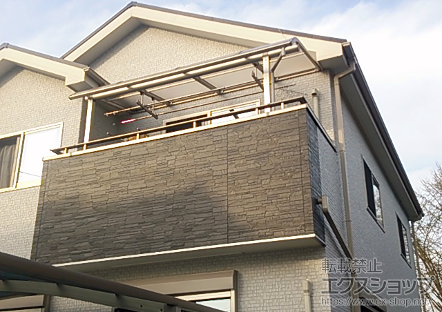 福岡県久留米市ののバルコニー・ベランダ屋根 プレシオステラス R型 屋根タイプ 単体 積雪〜20cm対応＋吊下げ物干し 標準 2本入 施工例