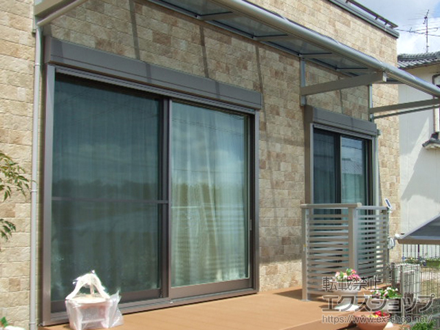 岐阜県可児市ののバルコニー・ベランダ屋根 ヴェクターテラス R型 ルーフタイプ 連棟 積雪〜20cm対応＋プレシオステラス　吊り下げ式物干し　標準　2本入り　×　1セット 施工例