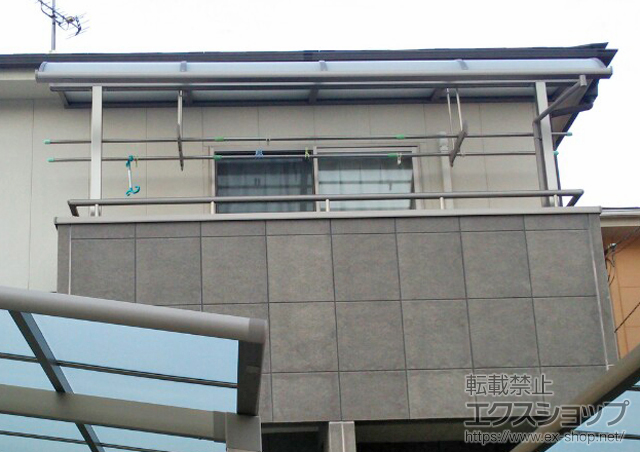 愛媛県松山市のLIXIL リクシル（トステム）のバルコニー・ベランダ屋根 ライザーテラスII R型 屋根タイプ 単体 積雪〜20cm対応＋吊り下げ物干し 標準 2本入 施工例