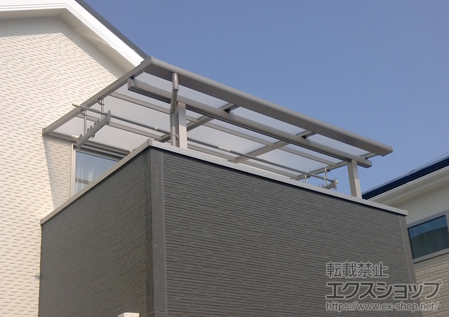 兵庫県加古郡稲美町のLIXIL リクシル（トステム）のバルコニー・ベランダ屋根 ライザーテラスII F型 屋根タイプ 単体 積雪〜20cm対応+吊り下げ物干し ショート 2本入 施工例