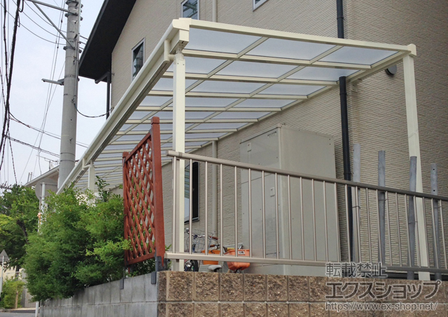 滋賀県大津市のLIXIL リクシル（トステム）のテラス屋根 ライザーテラスII F型 テラスタイプ 3連棟 積雪〜20cm対応 施工例