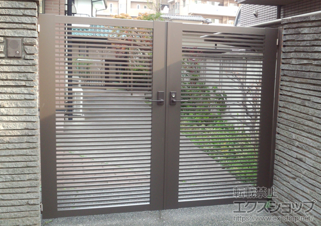 東京都世田谷区のLIXIL リクシル(新日軽)の門扉 エクジス門扉R1型 両開き　門柱式 施工例