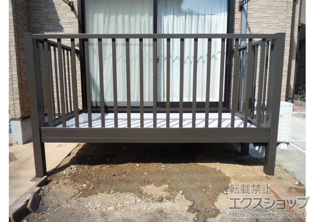 兵庫県明石市のLIXIL リクシル（トステム）のバルコニー ビューステージHスタイル 縦太格子 単体 1階用柱建て式 施工例