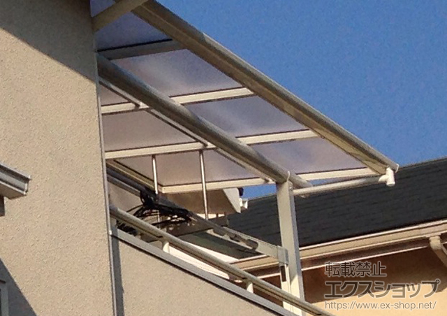 大阪府箕面市ののバルコニー・ベランダ屋根 ヴェクターテラス F型 屋根タイプ 単体 積雪〜20cm対応+ヴェクターテラス　吊り下げ式物干し　標準　2本入り 施工例