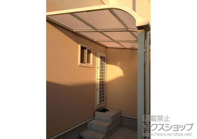 愛知県安城市のLIXIL リクシル（トステム）のテラス屋根 ライザーテラスII R型 テラスタイプ 単体 積雪〜20cm対応+収納式物干し　標準タイプ　2本入り 施工例