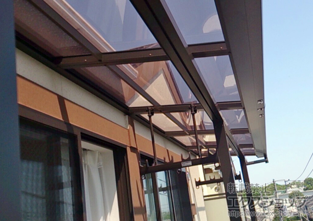 東京都練馬区のLIXIL リクシル（トステム）のバルコニー・ベランダ屋根 ライザーテラスII F型 屋根タイプ 連棟 積雪〜20cm対応＋吊り下げ式物干し 標準 2本入 施工例