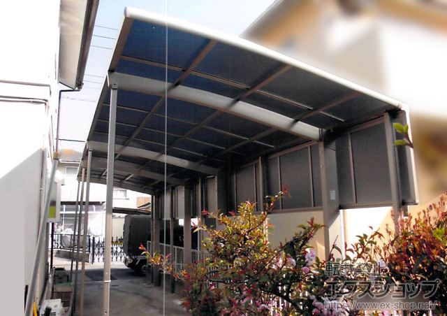 茨城県小美玉市のLIXIL リクシル（トステム）のカーポート カーブポートシグマIII 縦連棟 積雪〜20cm対応＋サイドパネル 施工例