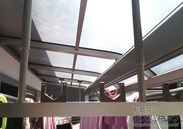 東京都足立区ののバルコニー・ベランダ屋根 ヴェクターテラス R型 屋根タイプ 単体 積雪〜20cm対応+吊り下げ物干し 標準 2本入 施工例