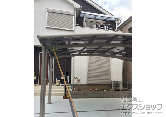 大阪府大阪狭山市のLIXIL リクシル（トステム）のバルコニー・ベランダ屋根 ライザーテラスII R型 屋根タイプ 単体 積雪〜20cm対応＋吊下げ物干し 標準 2本入 施工例