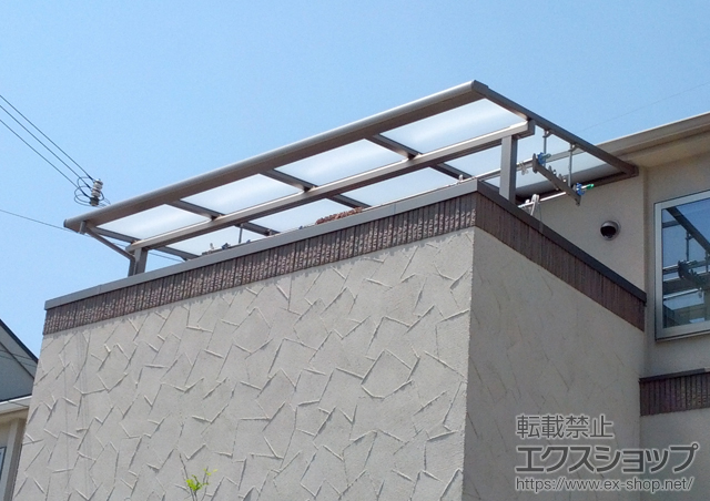 兵庫県神戸市のLIXIL リクシル（トステム）のバルコニー・ベランダ屋根 ライザーテラスII F型 屋根タイプ 単体 積雪〜20cm対応＋吊り下げ物干し ショート 標準 2本入 施工例