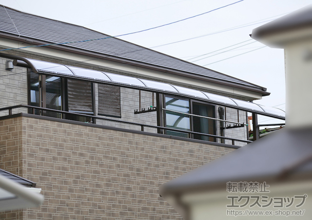 愛知県刈谷市ののバルコニー・ベランダ屋根 ヴェクターテラス R型 屋根タイプ 連棟 積雪〜20cm対応＋物干しセット 吊り下げ式 標準2本入り 施工例