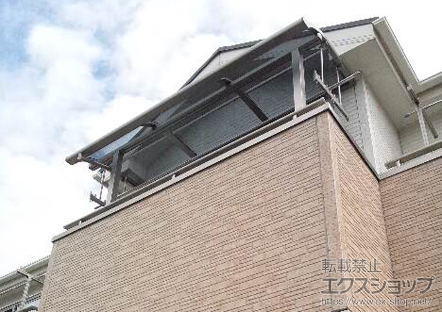 群馬県高崎市のLIXIL リクシル（トステム）のバルコニー・ベランダ屋根 ライザーテラスII R型 屋根タイプ 単体 積雪〜20cm対応＋吊下げ物干し 標準 2本入 施工例