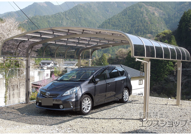 高知県吾川郡仁淀川町のLIXIL リクシル（トステム）のカーポート テールポートシグマIII ワイド 積雪〜20cm対応＋収納式物干し 標準タイプ 2本入 施工例
