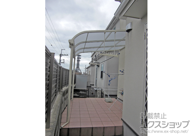 滋賀県大津市のLIXIL リクシル（トステム）のテラス屋根 ライザーテラスII R型 テラスタイプ 単体 積雪〜20cm対応+吊り下げ物干し 標準 2本入 施工例