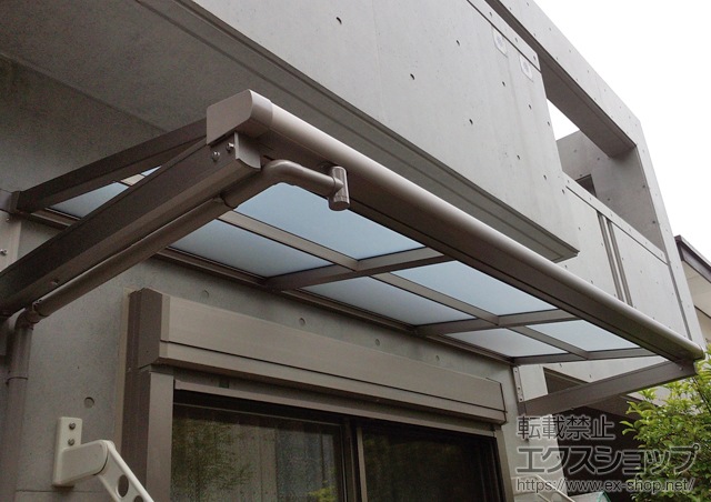 福岡県福岡市のLIXIL リクシル（トステム）のバルコニー・ベランダ屋根 ライザーテラスII F型 ルーフタイプ 単体 積雪〜20cm対応 施工例