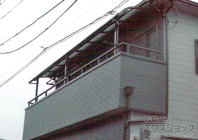 奈良県生駒郡斑鳩町のLIXIL リクシル（トステム）のバルコニー・ベランダ屋根 ライザーテラスII R型 屋根タイプ 連棟 積雪〜20cm対応+吊り下げ物干し 施工例