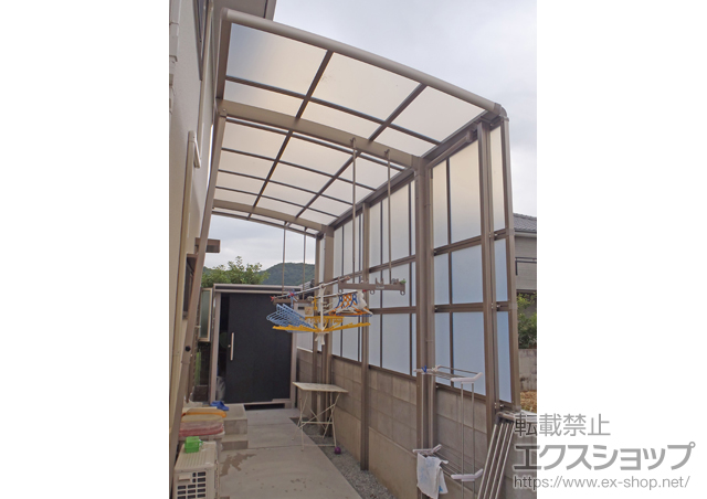 徳島県徳島市のLIXIL リクシル（トステム）のサイクルポート・駐輪場 カーブポートシグマIII ミニ 積雪〜20cm対応＋サイドパネル＋吊り下げ物干し＋着脱式サポート(補助柱)(1本入り) 施工例