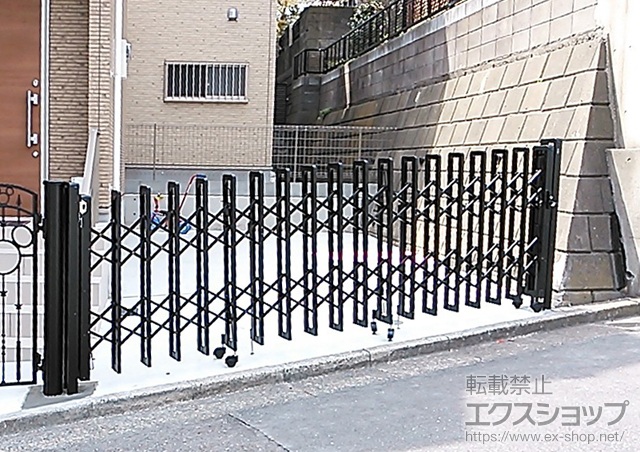 神奈川県横須賀市のLIXIL リクシル(新日軽)のカーゲート ニューエクジスXK型 片開き 傾斜タイプ 37SA 施工例