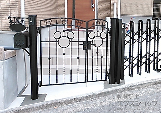 神奈川県横須賀市のLIXIL リクシル(新日軽)の門扉 ディズニー門扉ミッキーA型 両開き親子 丸門柱式 施工例