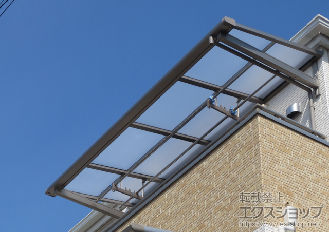 東京都足立区のLIXIL リクシル（トステム）のバルコニー・ベランダ屋根 ライザーテラスII F型 ルーフタイプ 単体 積雪〜20cm対応+吊り下げ物干し 施工例