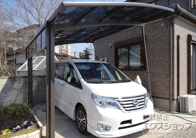 埼玉県蓮田市のLIXIL リクシル（トステム）のカーポート カーブポートシグマIII 積雪〜20cm対応+カーブポートシグマ?サイドパネル+収納式サポート(補助柱)(1本入り) 施工例