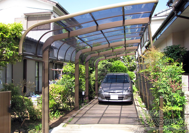 東京都東久留米市のLIXIL リクシル（トステム）のカーポート テールポートシグマIII 縦連棟 積雪〜20cm対応＋着脱式サポート(補助柱)(1本入り) 施工例