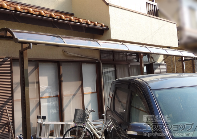 埼玉県入間郡毛呂山町のLIXIL リクシル（トステム）のテラス屋根 ライザーテラスII R型 テラスタイプ 連棟 積雪〜20cm対応 施工例