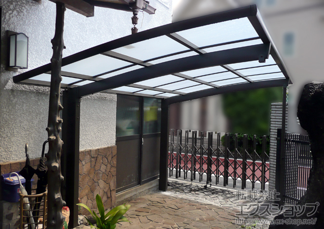 東京都大田区のLIXIL リクシル（トステム）のカーポート カーブポートシグマIII 積雪〜20cm対応＋着脱式サポート 標準 1本入 施工例