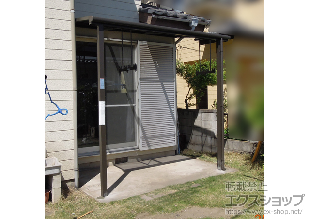 群馬県前橋市のLIXIL リクシル（トステム）のテラス屋根 ライザーテラスII F型 1500 テラスタイプ 単体 積雪〜50cm対応＋吊り下げ物干し 標準 2本入 施工例