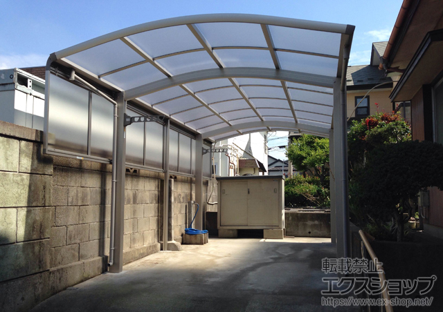 埼玉県熊谷市ののカーポート レイナワンポートグラン　積雪〜20cm対応＋サイドパネル 1段＋水平式物干し テラス柱用 2本入り 施工例