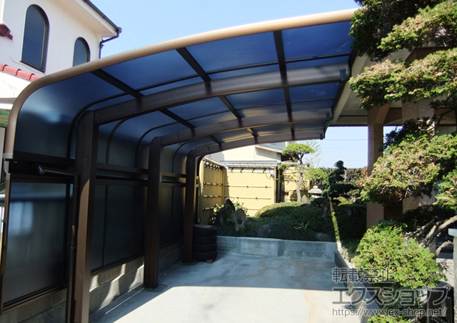 山梨県甲府市ののカーポート レイナキャップポートグラン50　積雪〜50cm対応+レイナキャップポートグラン50用サイドパネル 施工例