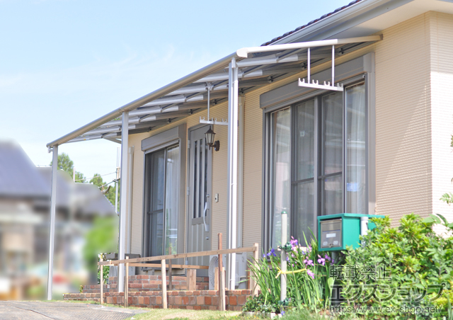 茨城県行方市ののテラス屋根 プレシオステラス F型 テラスタイプ 連棟 積雪〜20cm対応+吊り下げ式物干し 標準 2本入 施工例