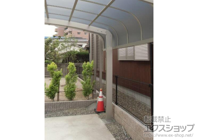 大分県大分市ののカーポート、フェンス・柵 ハイスクリーンフェンスA型 フリーポールタイプ 多段柱仕様+着脱式サポート 2本入 施工例
