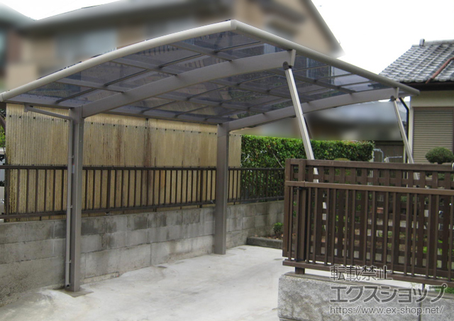 群馬県太田市のLIXIL リクシル（トステム）のカーポート カーブポートシグマIII 積雪〜20cm対応＋着脱式サポート(補助柱)(1本入り) 施工例