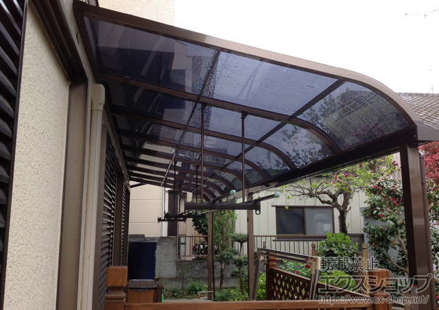 栃木県栃木市のLIXIL リクシル（トステム）のテラス屋根 ライザーテラスII R型 テラスタイプ 連棟 積雪〜20cm対応+吊り下げ式物干し 標準 3本入 施工例