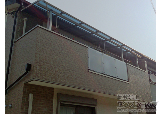 大阪府大阪市ののバルコニー・ベランダ屋根 プレシオステラス R型 屋根タイプ 連棟 積雪〜20cm対応＋吊り下げ式物干し 標準3本入り 施工例