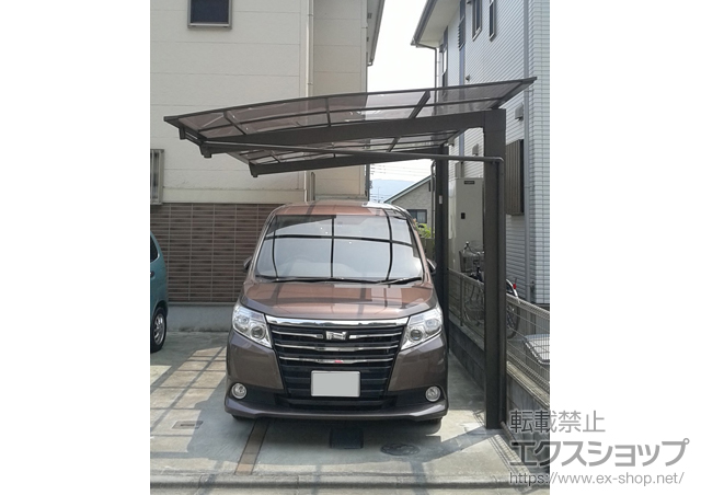 東京都青梅市のLIXIL リクシル（トステム）のカーポート エックスルーフ 前下がり 積雪〜20cm対応 施工例