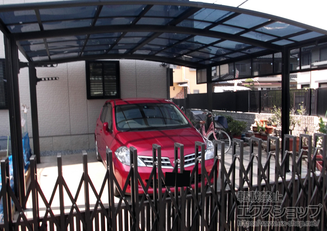 大阪府八尾市のLIXIL リクシル（トステム）のカーポート カーブポートシグマIII ワイド 積雪〜20cm対応＋カーブポートシグマIII 用サイドパネル＋収納式物干し 標準2本入り 施工例