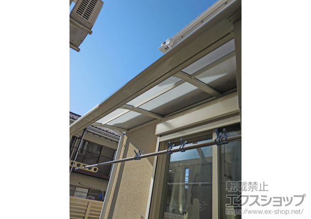 東京都小平市のLIXIL リクシル（トステム）のテラス屋根 ライザーテラスII R型 テラスタイプ 単体 積雪〜20cm対応＋壁付け物干し 標準 2本入り 施工例