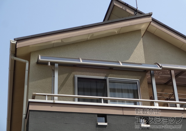 群馬県藤岡市のLIXIL リクシル（トステム）のバルコニー・ベランダ屋根 ライザーテラスII R型 ルーフタイプ 単体 積雪〜20cm対応+吊り下げ物干し 標準 2本入 施工例