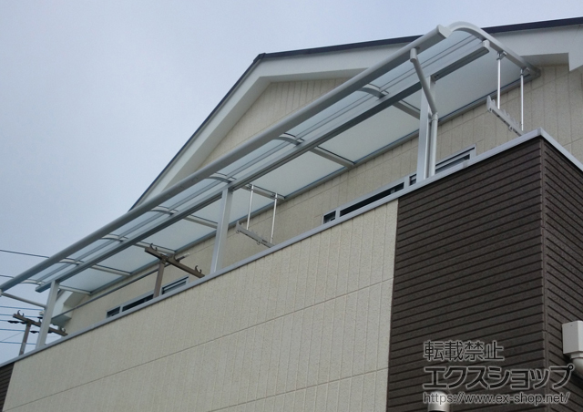 埼玉県草加市のLIXIL リクシル（トステム）のバルコニー・ベランダ屋根 ライザーテラスII R型 屋根タイプ 連棟 積雪〜20cm対応 施工例