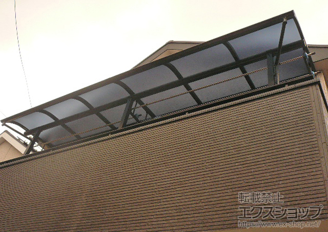 埼玉県さいたま市ののバルコニー・ベランダ屋根 プレシオステラス R型 屋根タイプ 連棟 積雪〜20cm対応+吊り下げ式物干し 標準 3本入 施工例