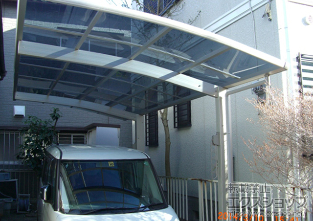 埼玉県越谷市ののカーポート プレシオスポート 積雪〜20cm対応＋収納式物干しセット2型 2本入 施工例