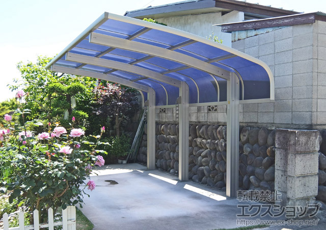 群馬県高崎市ののカーポート レイナキャップポートグラン50　積雪〜50cm対応+水平式物干し（カーポート柱用） 2本入り 施工例